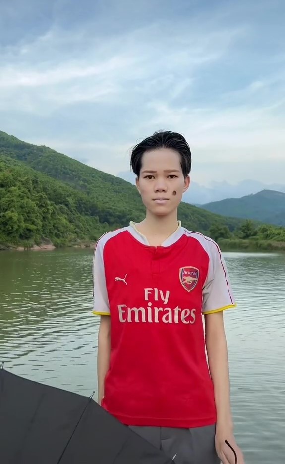 Hot TikTok Phùn Anh nổi tiếng với loạt clip giả gái đỉnh cao thực chất là một cô gái U30 - Ảnh 3