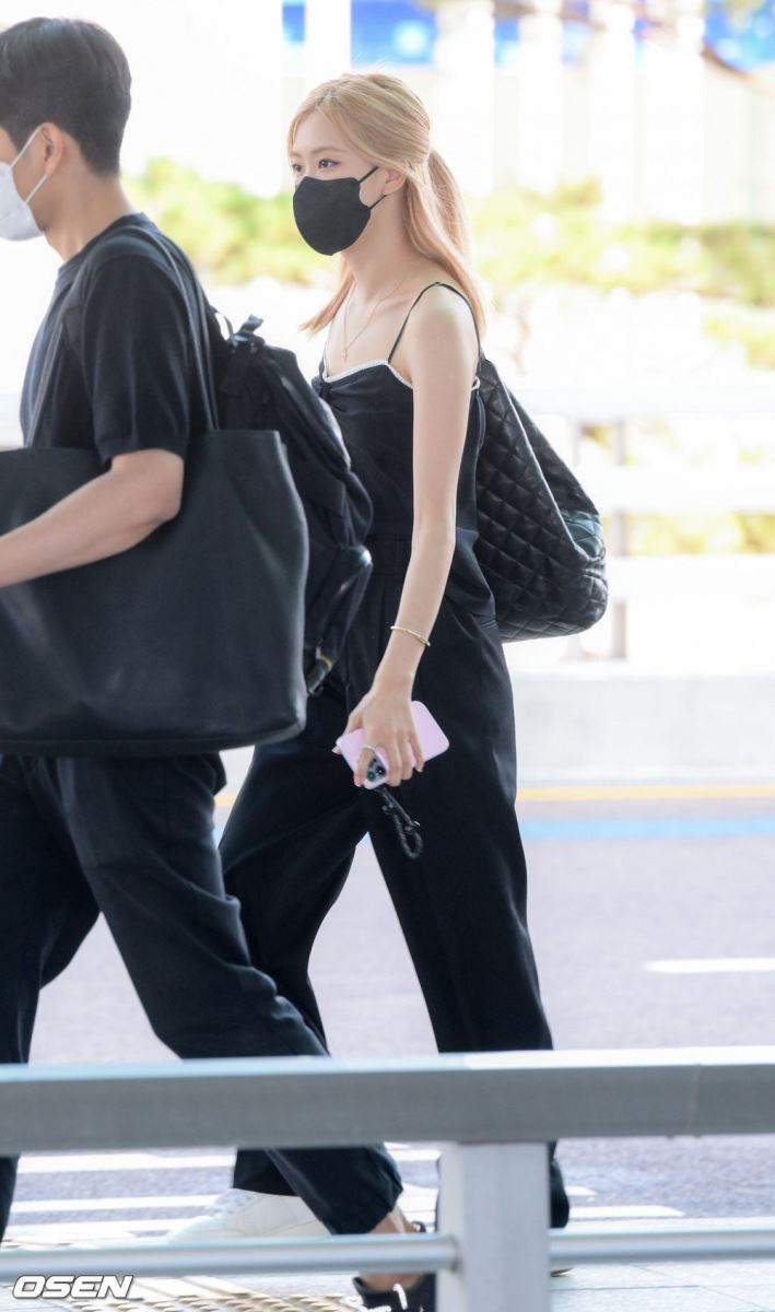 Rosé (Blackpink) nổi bật tại sân bay sang Pháp nhờ làn da trắng bật tone và khí chất thần tiên - Ảnh 2