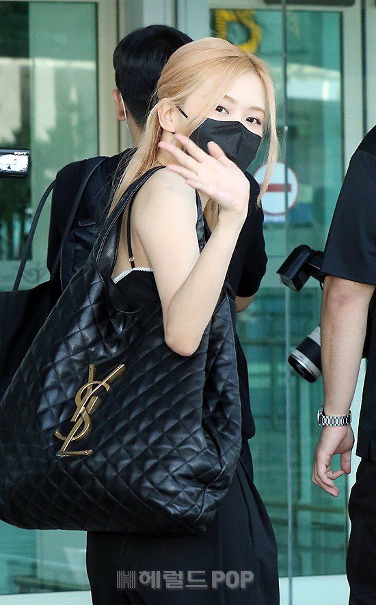 Rosé (Blackpink) nổi bật tại sân bay sang Pháp nhờ làn da trắng bật tone và khí chất thần tiên - Ảnh 3