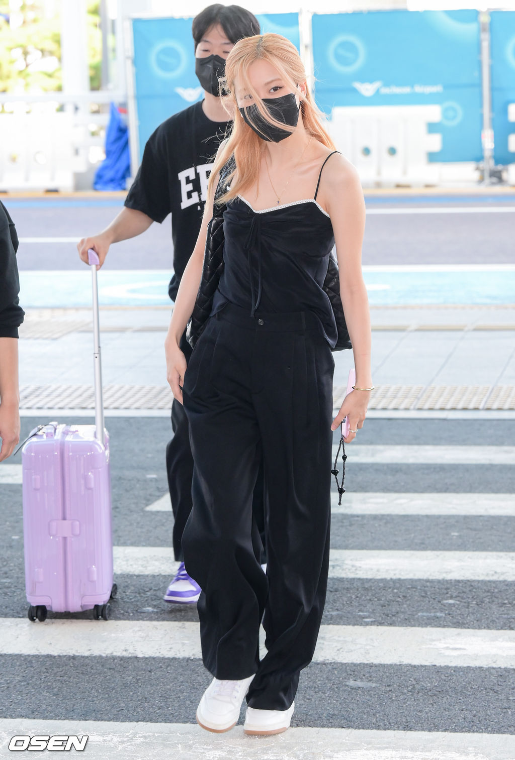 Rosé (Blackpink) nổi bật tại sân bay sang Pháp nhờ làn da trắng bật tone và khí chất thần tiên - Ảnh 4