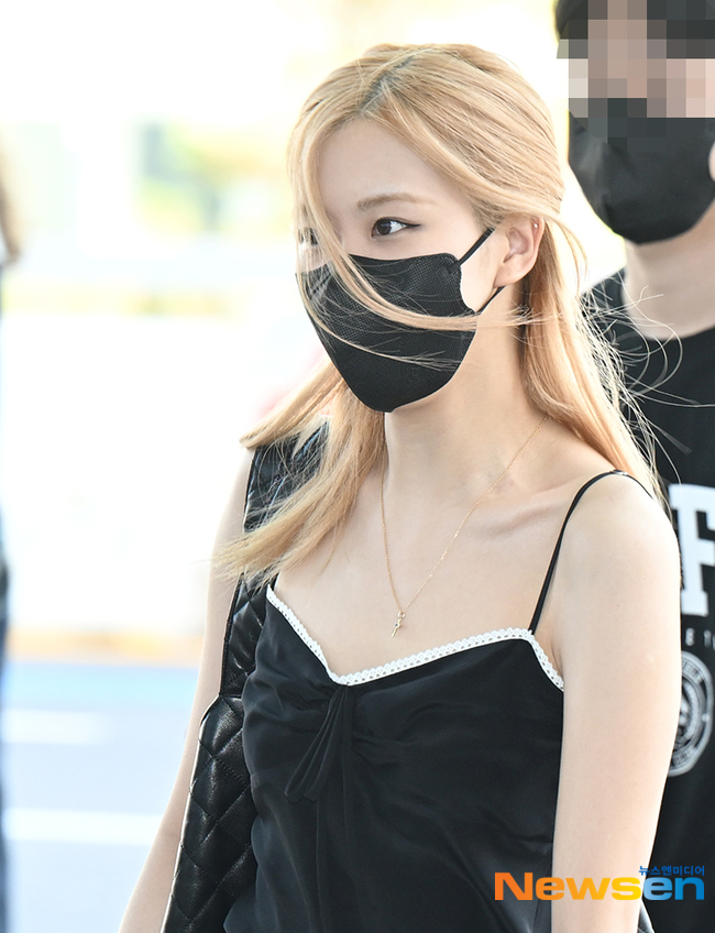 Rosé (Blackpink) nổi bật tại sân bay sang Pháp nhờ làn da trắng bật tone và khí chất thần tiên - Ảnh 6