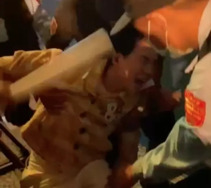 Karik gặp sự cố sau buổi diễn, fan lo chấn thương tái phát- Ảnh 1