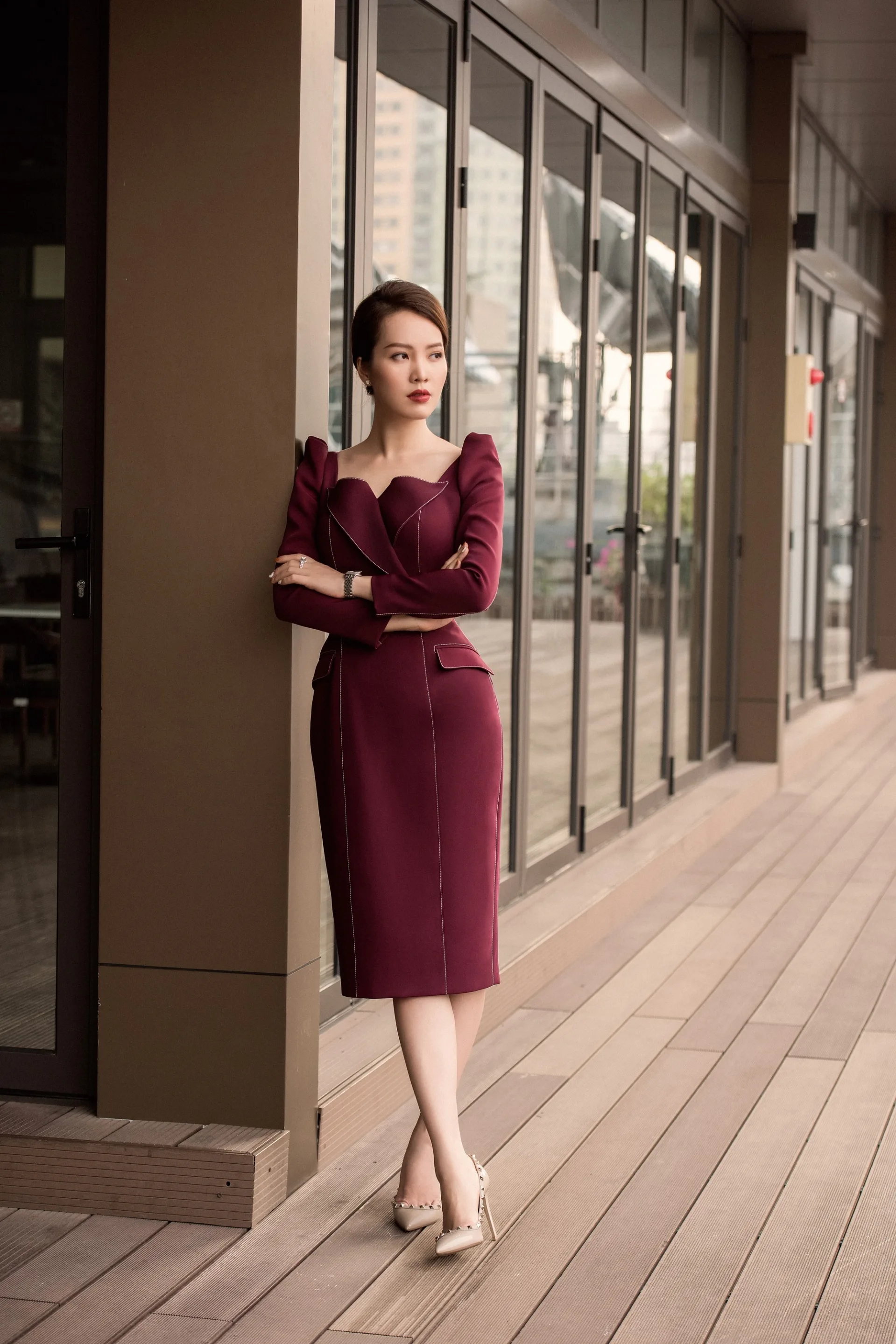Ngược lại với cô bạn thân của mình, thời trang của Thuỵ Vân thiên về sự dịu dàng và nữ tính. Ảnh: FB nhân vật