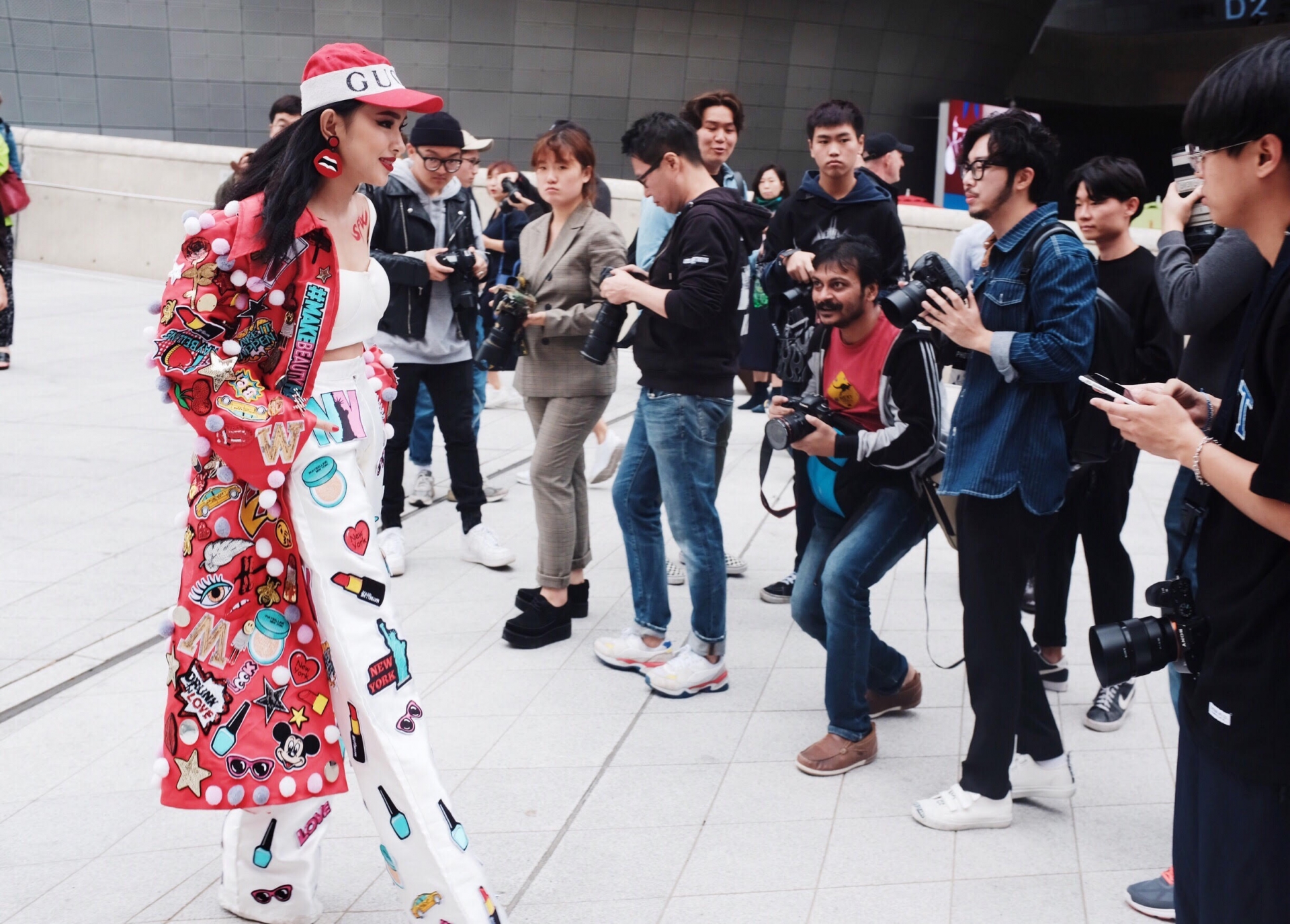 Châu Bùi được săn đón ở Seoul Fashion Week.