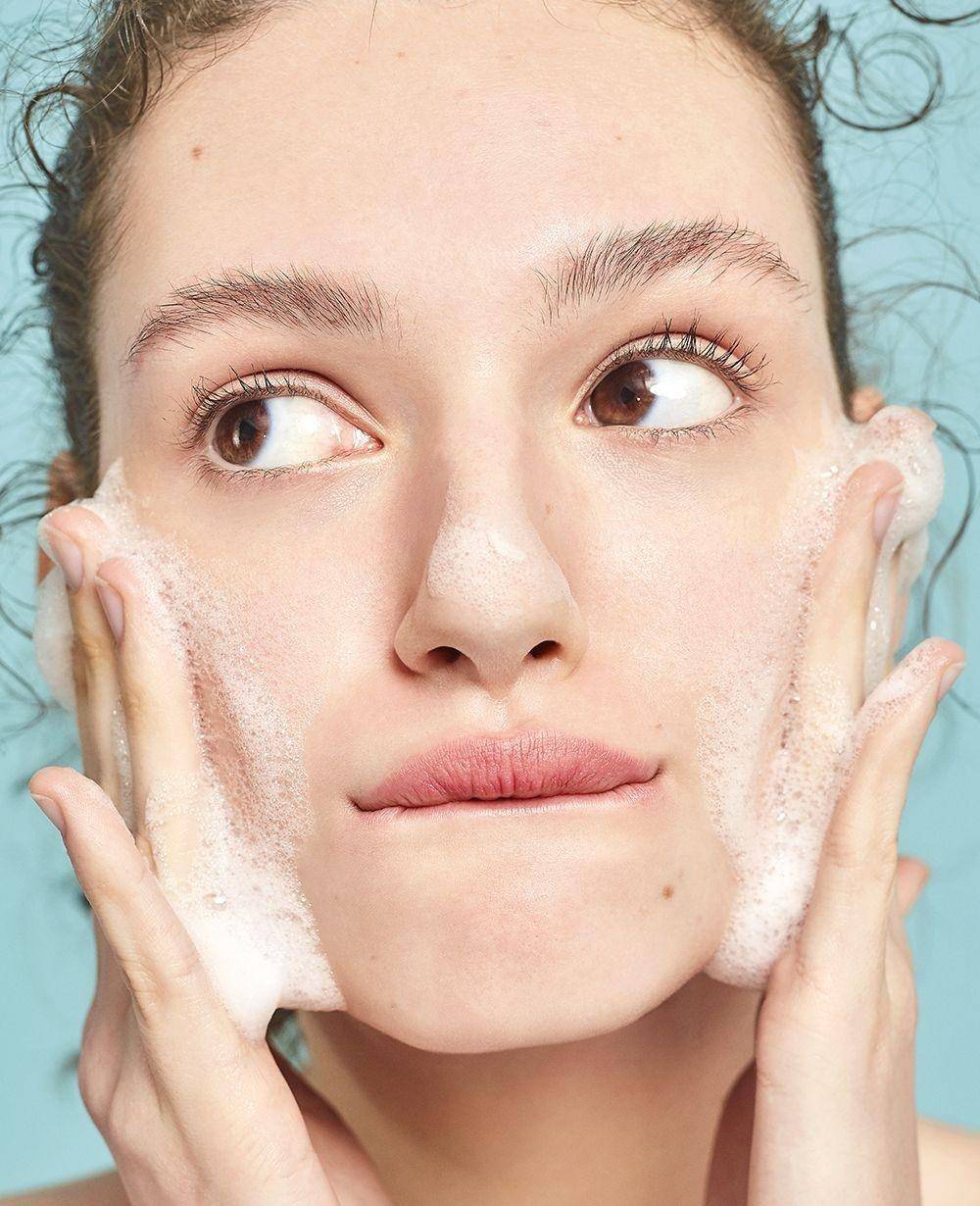 Bạn nên rửa mặt nhẹ nhàng thay vì tác động mạnh lên vùng da bị kích ứng. Ảnh: elle