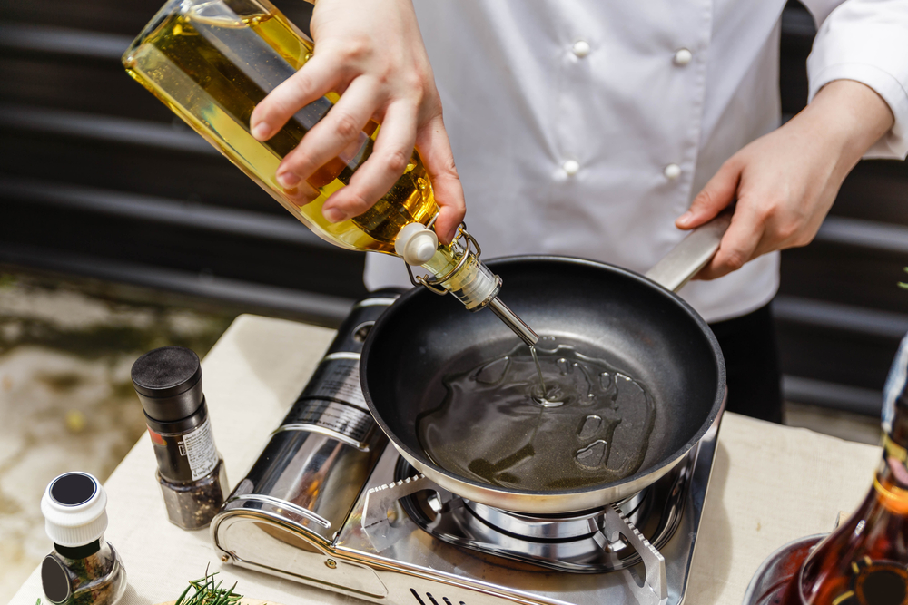 Việc sử dụng dầu olive để nấu ăn rất tốt cho sức khoẻ. Ảnh: internet