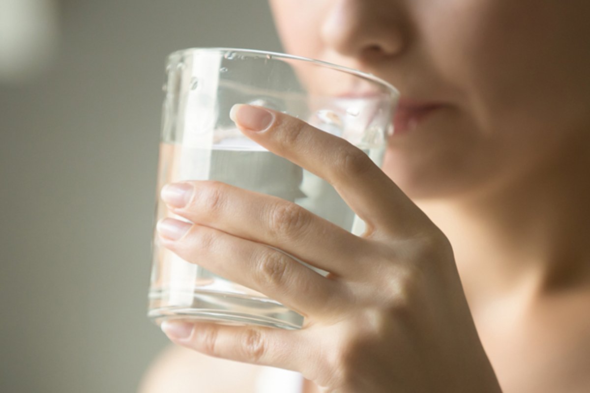 Bổ sung ít nhất 2 lít nước mỗi ngày không những tốt cho sức khoẻ mà còn giúp da đẹp hơn. Ảnh: internet