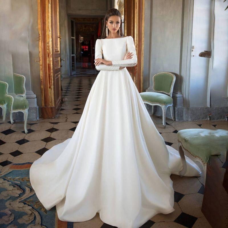 Những chiếc váy cưới theo phong cách minimalism đang là xu hướng. Ảnh: internet