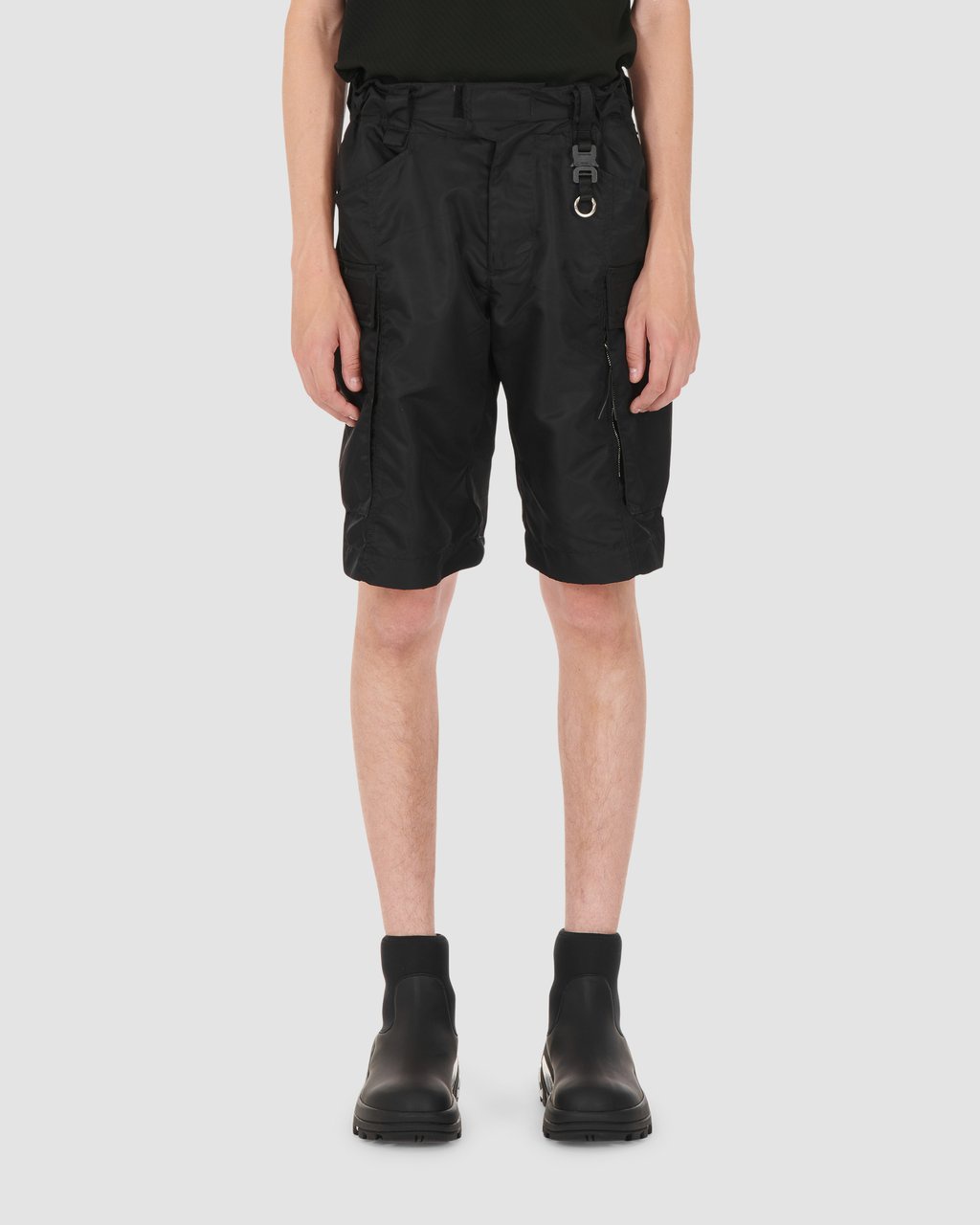 Mẫu quần 1017 Alyx 9sm Black Tactical Shorts được các tín đồ thời trang săn đón sau tập 8