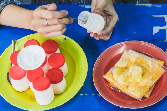 Sữa chua muối là món ăn vặt độc đáo ở Đà Nẵng.