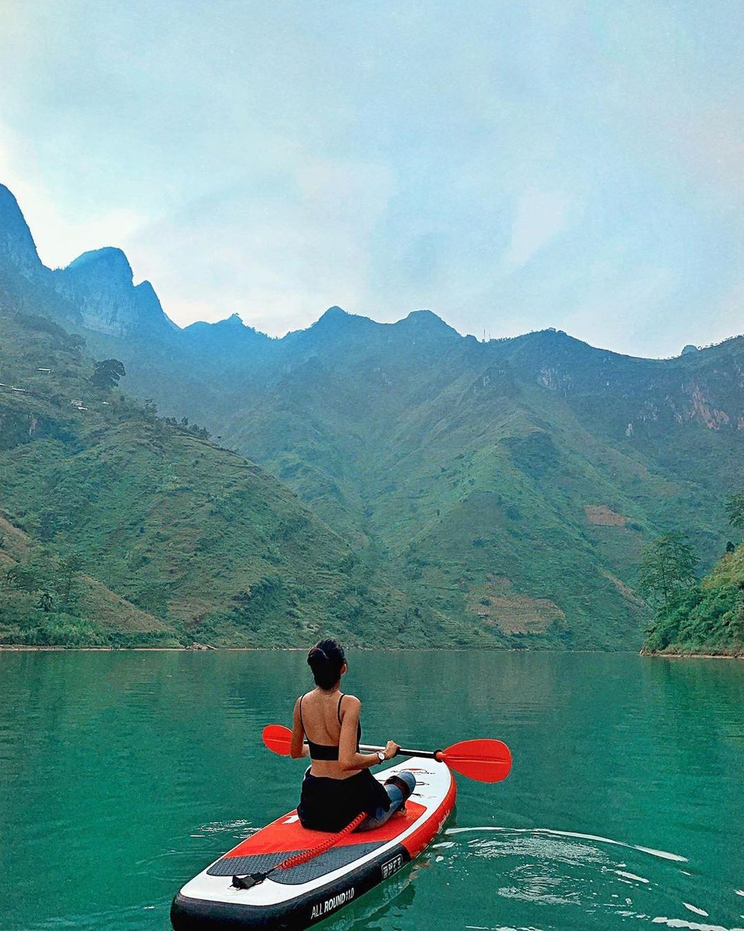 Chèo thuyền Kayak trên sông Nho Quế. Ảnh: @airme.vn.