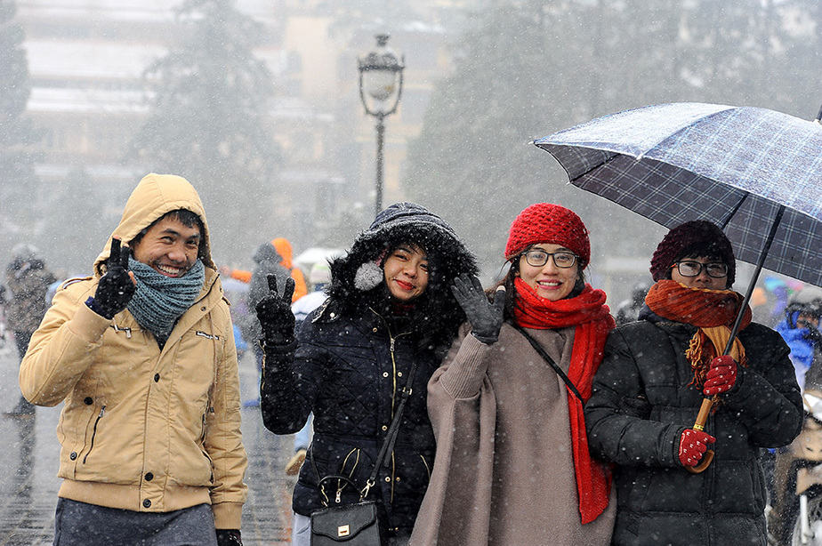 Khăn len, mũ và găng tay là 3 món đồ giữ ấm thiết yếu.