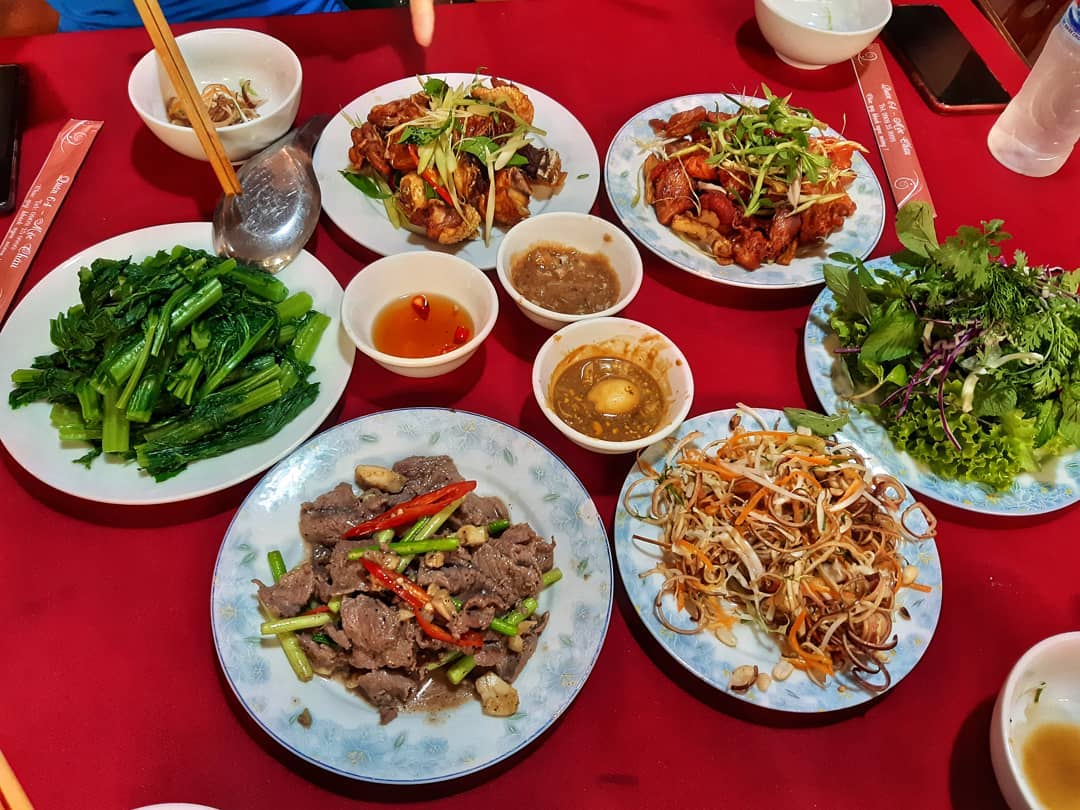 Bê chao và cá hồi là 2 món ăn nổi tiếng nhất ở nhà hàng 64. Ảnh: @n.n.han.