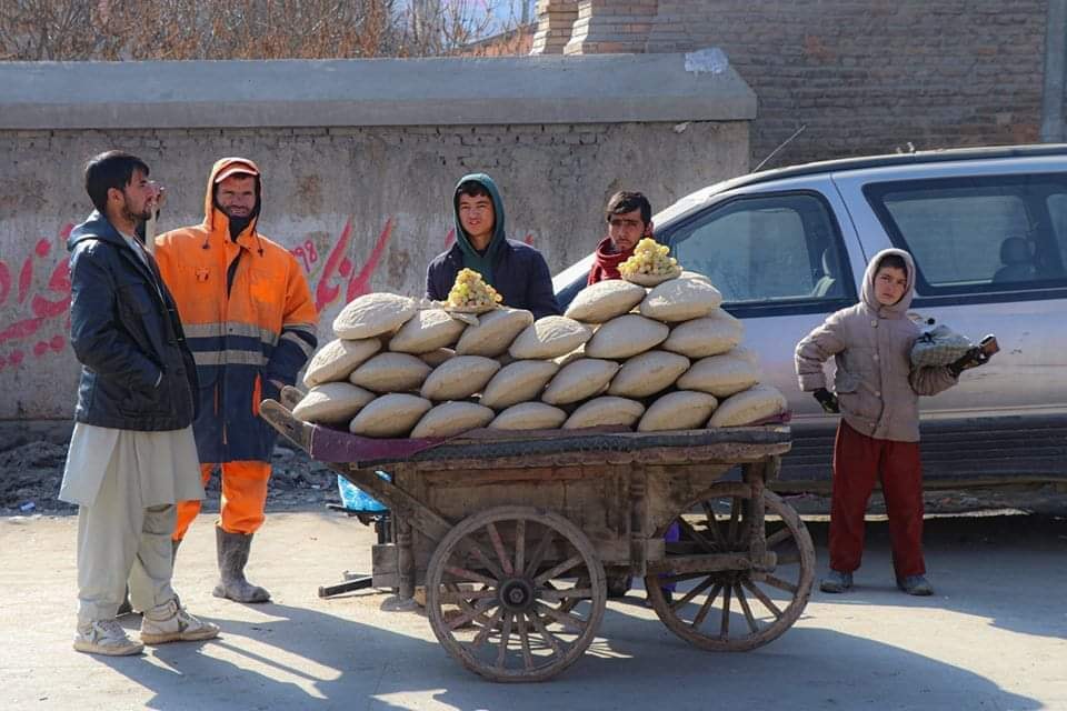 Những chiếc bánh đất sét được bày bán trên đường phố tại Afghanistan.
