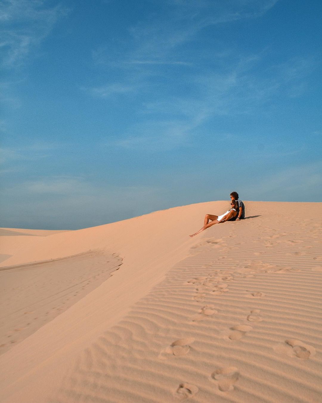 Đồi cát trắng ở Phan Thiết. Ảnh: @travelinourtracks.