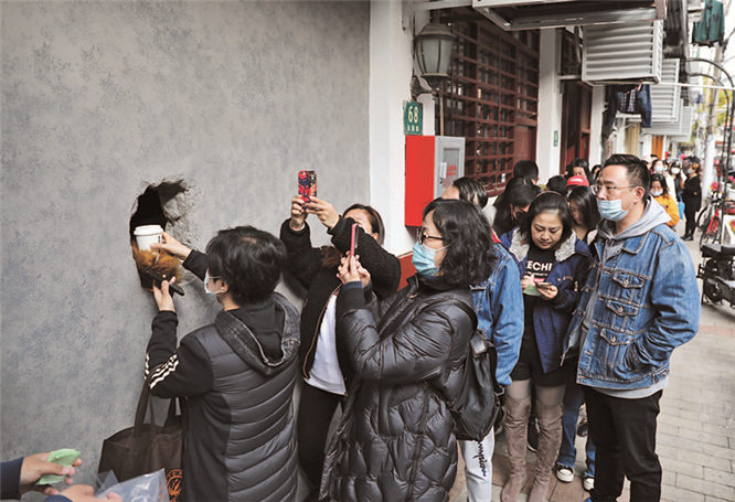 Quán cà phê tay gấu ở Thượng Hải luôn tấp nập người mua. Ảnh: Shanghai Municipal People's Government.