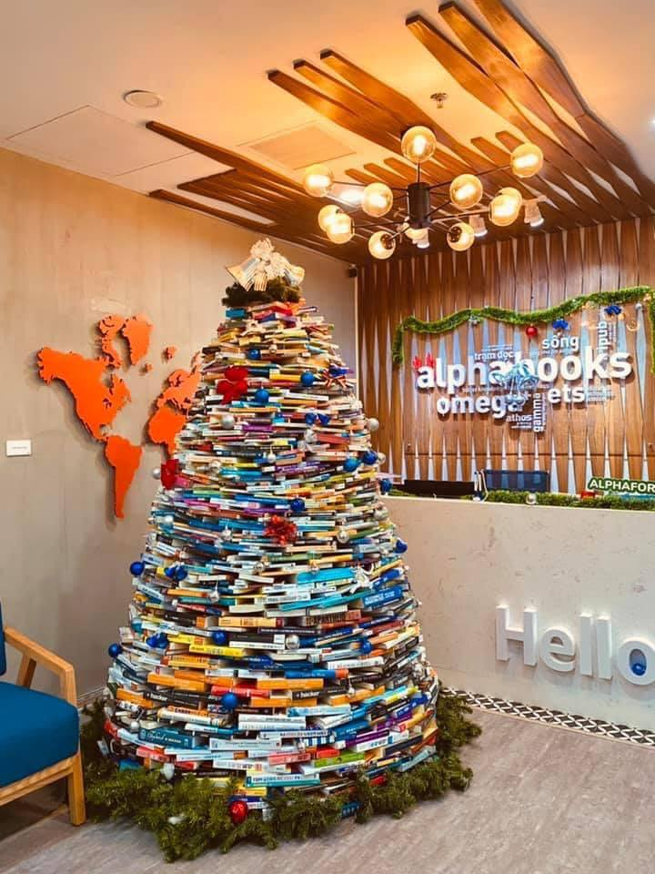 Giáng sinh của một công ty phát hành sách chắc chắn phải có điều đặc biệt. Cụ thể từ năm 2005, cổ phần Sách Alpha (hay Alpha Books) đã có truyền thống dựng những cây thông bằng sách. Năm nay, Alpha Books đón Giáng sinh bằng cách xây cây thông bằng 3.000 cuốn sách, chiều cao hơn 2 mét. 