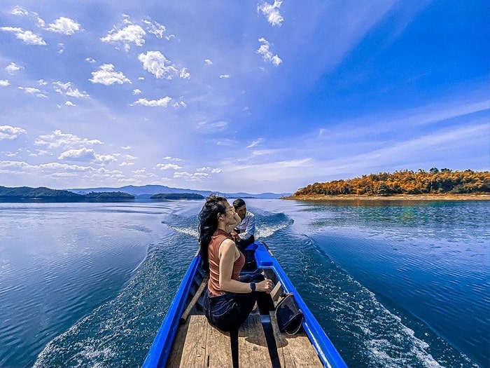 Đi thuyền trên hồ Tà Đùng.