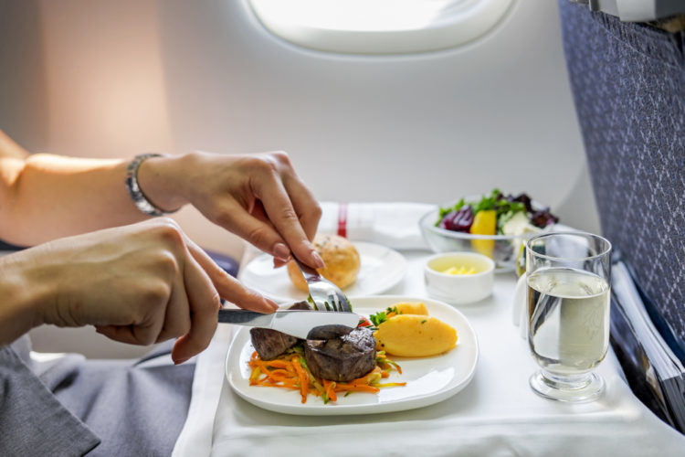 Không nên ăn những đồ ăn có mùi đặc trưng trong suốt hành trình bay.