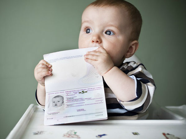 Đối với các chuyến bay quốc tế, hãy chuẩn bị hộ chiếu riêng cho bé.
