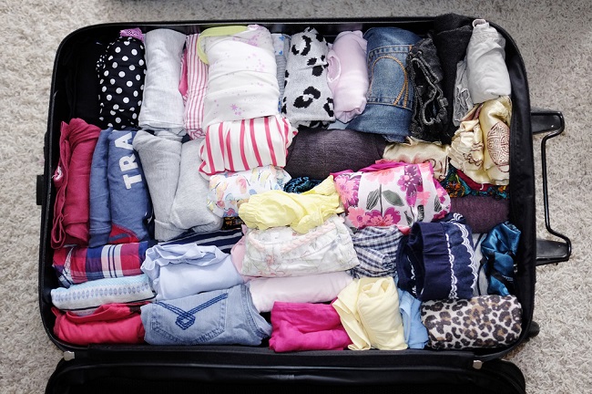 Việc cuộn tròn quần áo sẽ giúp tiết kiệm không gian trong vali.