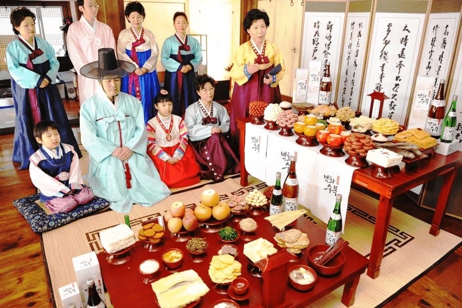 Trong những ngày đầu năm, người Hàn Quốc sẽ mặc trang phục truyền thống và bày mâm cơm cúng tổ tiên.