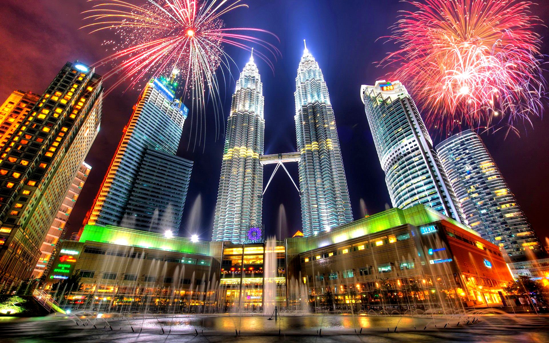 Chương trình bắn pháo hoa tại Petronas Twin Towers.
