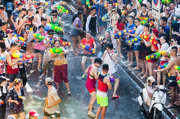 Lễ hội té nước Songkran trên đường phố.