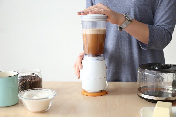 Bạn hoàn toàn có thể sử dụng máy xay sinh tố để tạo lớp bọt cà phê 'bồng bềnh'.