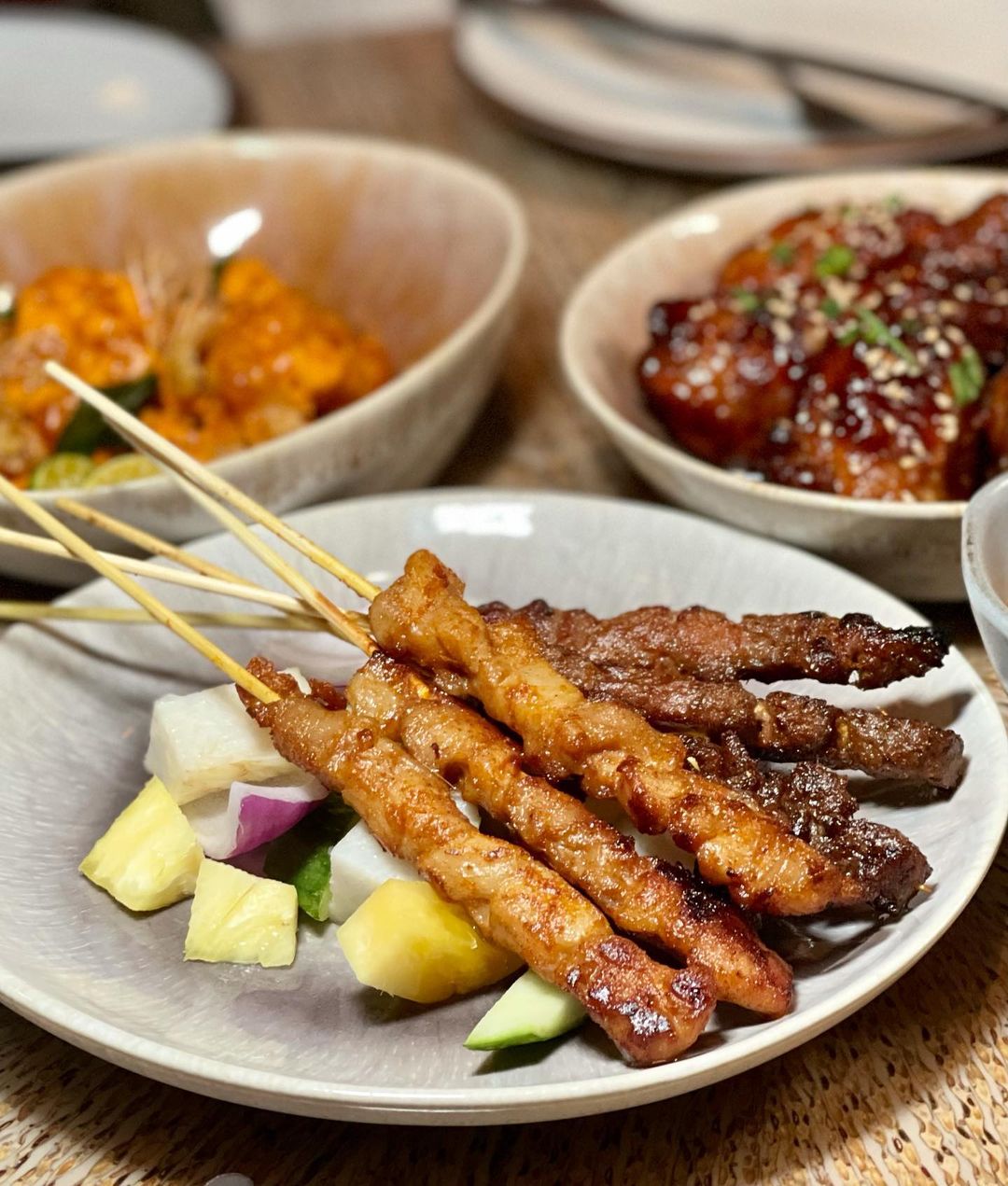 Xiên nướng Satay là món ăn đường phố Singapore được du khách yêu thích. Ảnh: @weeteck.