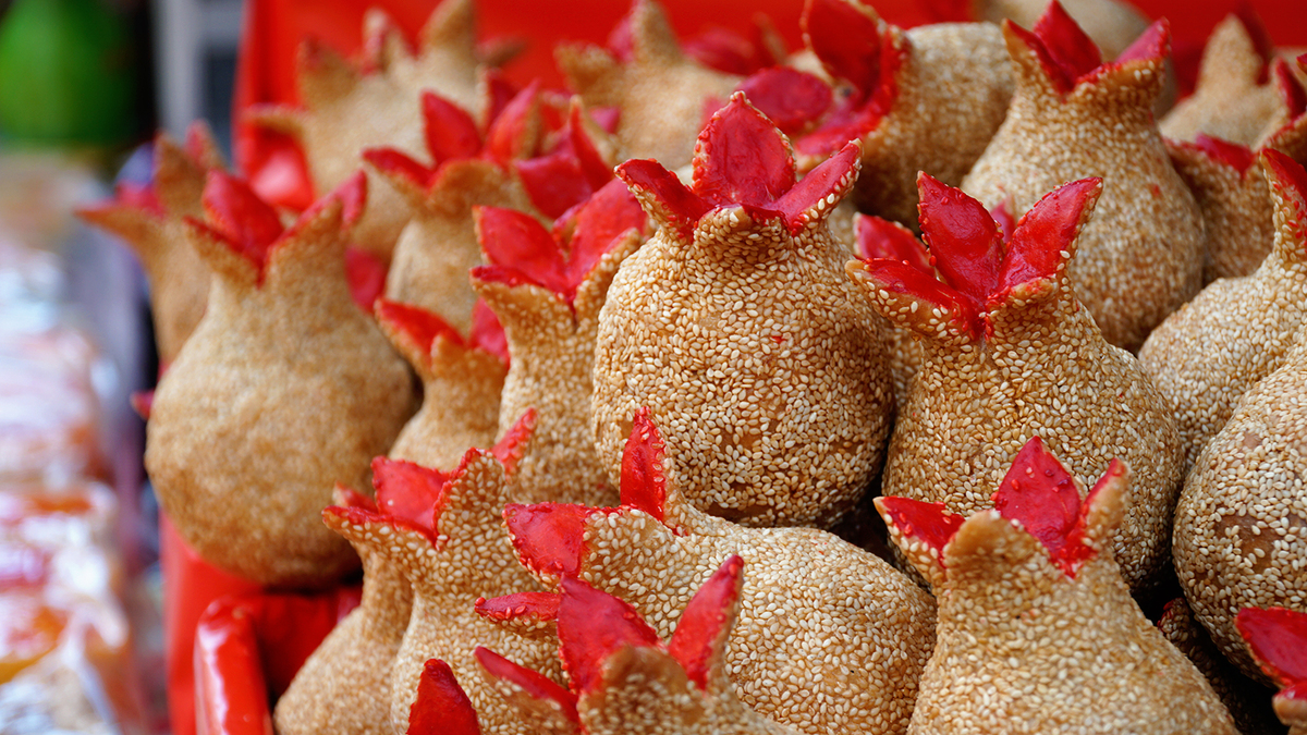 Độc lạ "bánh lựu cầu duyên" một năm chỉ bán một lần vào dịp Tết