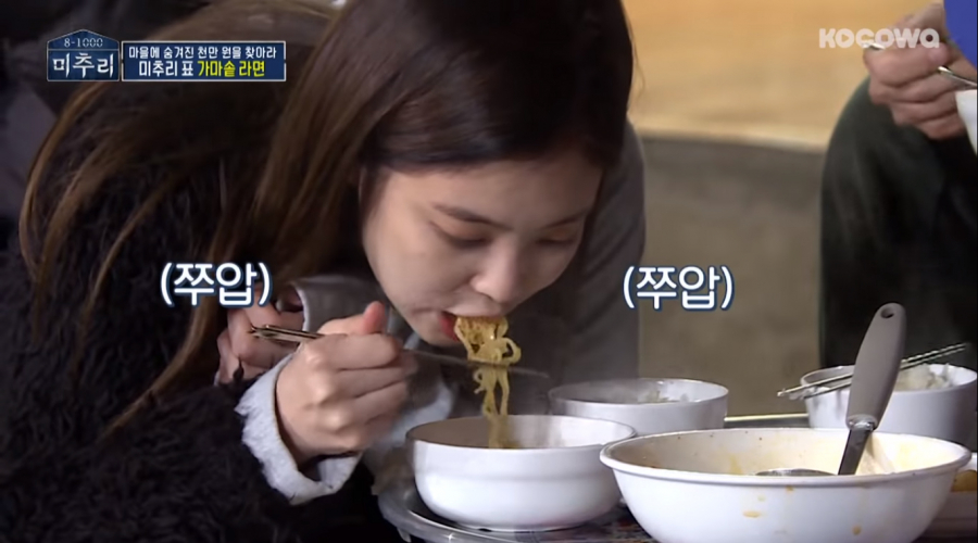 Jennie thích thú vì được ăn mì ramen sau 5 tháng.