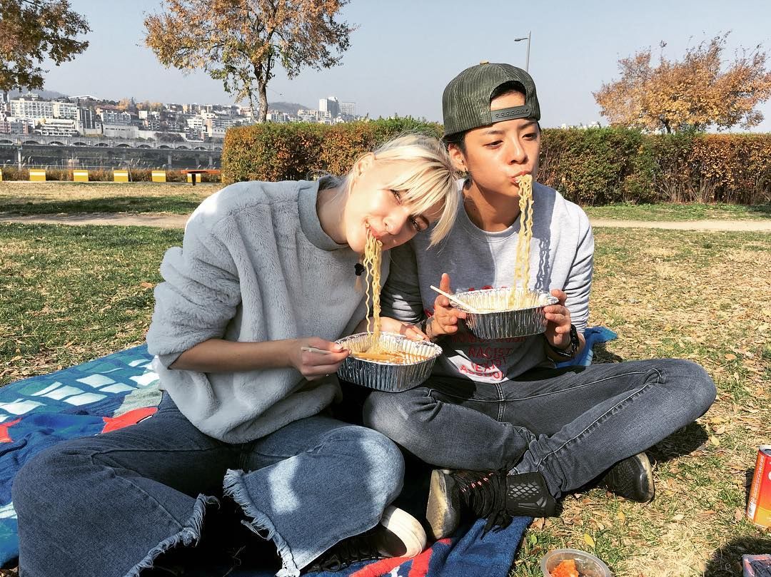 Amber (Fx) cũng thích tụ tập ăn mì gói sông Hàn cùng bạn bè. Ảnh: @ajol_llama.