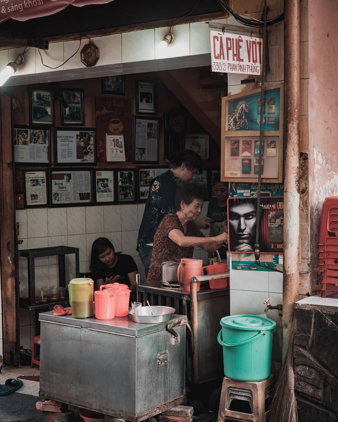 Cà phê vợt, nét văn hóa đường phố đặc trưng của Sài Gòn xưa. Ảnh: @rutagotstories.