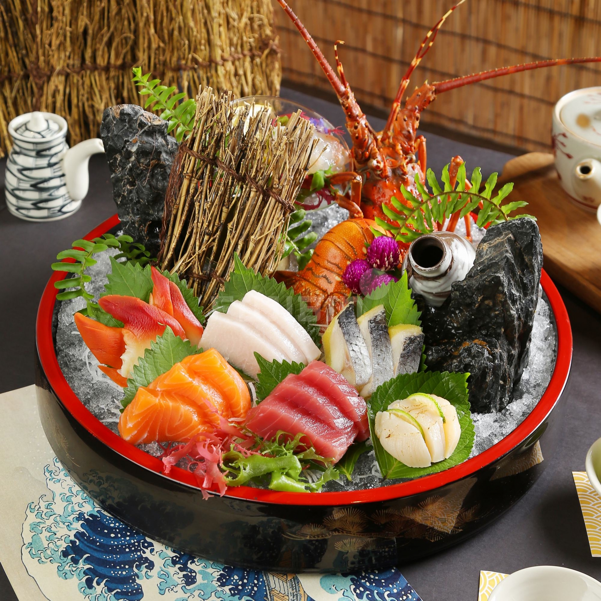 Nên ăn sashimi cùng củ cải sợi và lá tía tô.