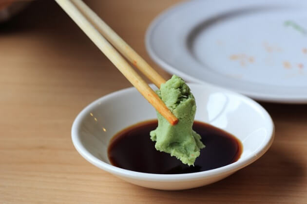 Đừng bao giờ trộn lẫn mù tạt cùng nước tương khi ăn sashimi.