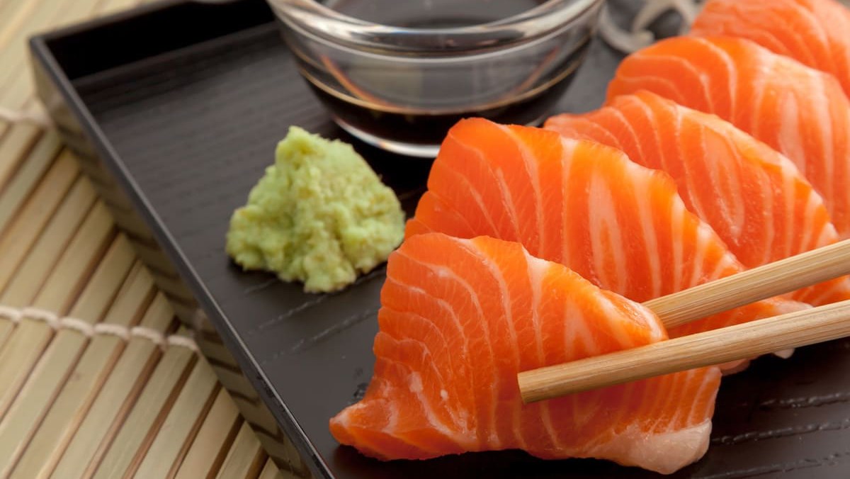 Không nên cắn sashimi thành nhiều miếng nhỏ.