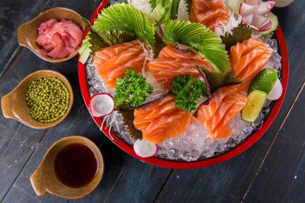 Gừng ngâm được dùng cùng các món sashimi.