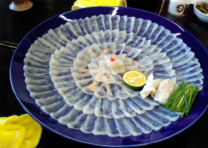Sashimi cá nóc được xếp thành hình hoa cúc.