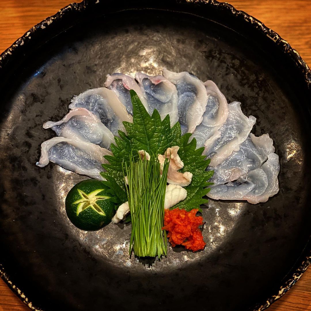 Món sashimi được bày trí đẹp mắt.