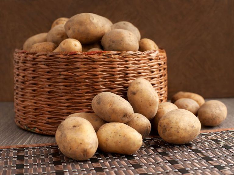 Không nên bọc khoai tây trong túi kín.