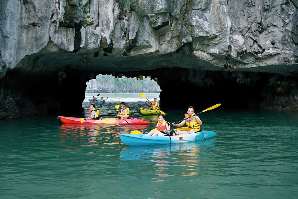 Khám phá đảo Cát Bà bằng thuyền Kayak.