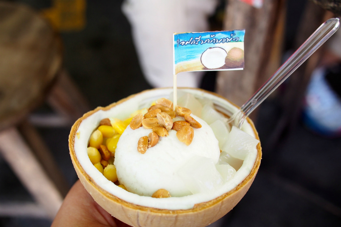 Nhất định phải thử kem dừa khi ghé chợ Chatuchak.
