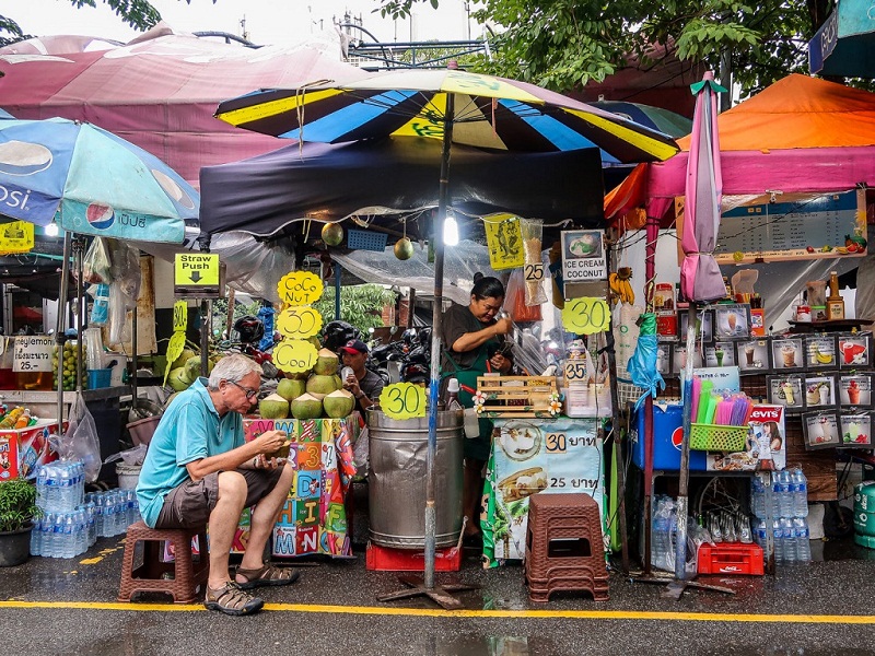 Chợ Chatuchak bày bán rất nhiều món ăn đường phố đặc trưng của Thái Lan.