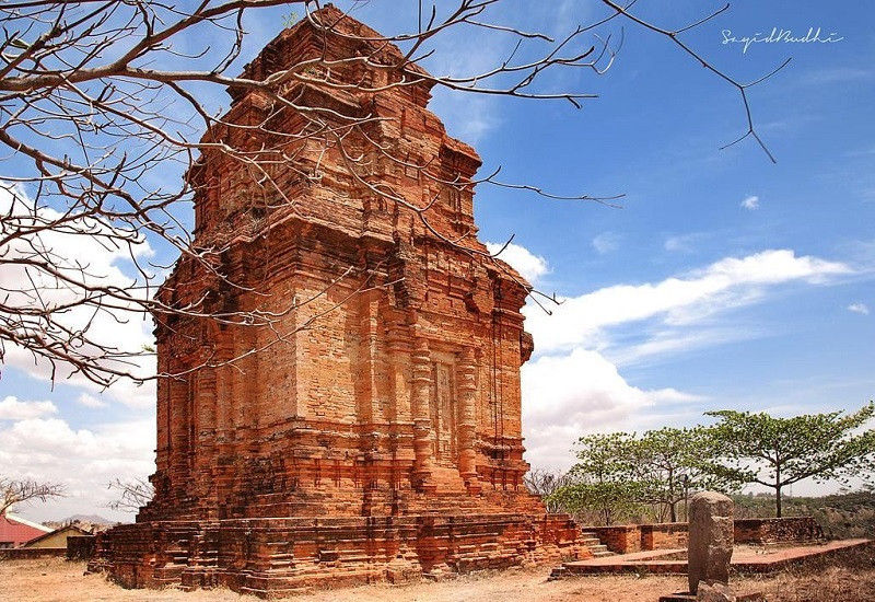 Tháp Chàm Poshanư nằm trong trung tâm thành phố Phan Thiết.