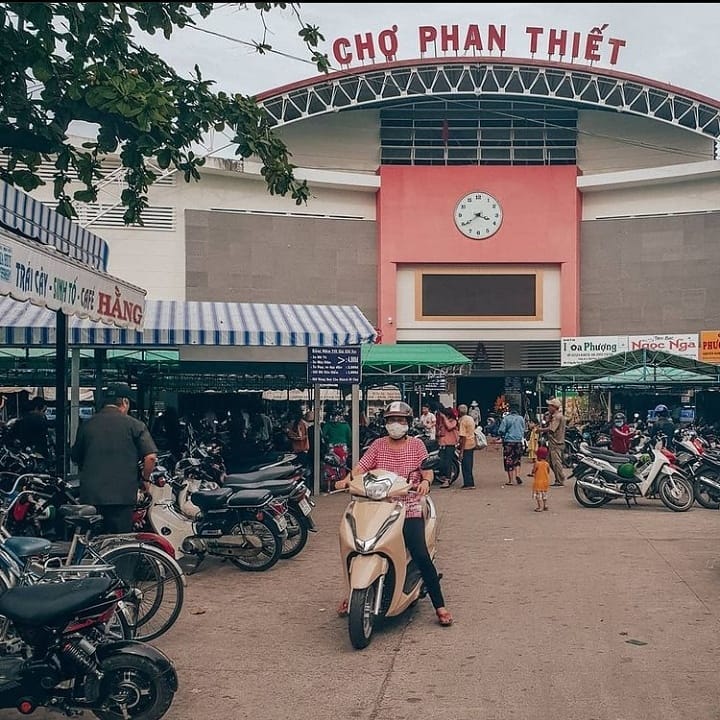 Chợ Phan Thiết có gian hàng ẩm thực với rất nhiều món ngon.