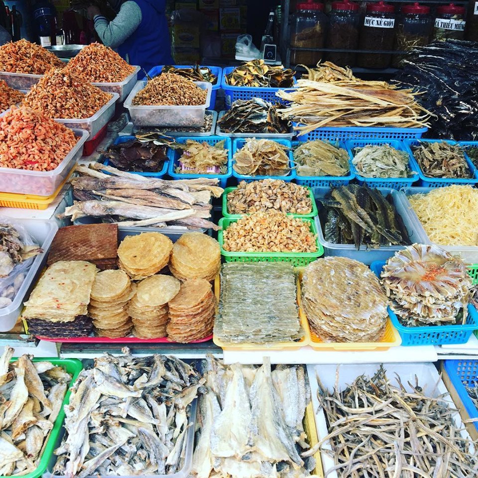 Du khách có thể ghé chợ Hàm Tiến mua hải sản khô về làm quà.