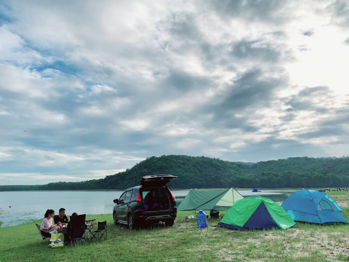 Hồ Dầu Tiếng là địa điểm cắm trại được nhiều bạn trẻ yêu thích. Ảnh: @hauquach.