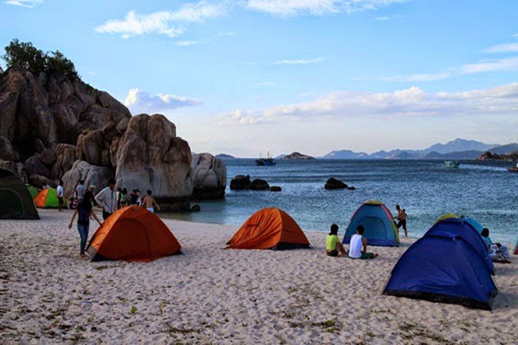 Khu vực bờ biển vắng vẻ, thích hợp cho việc cắm trại.