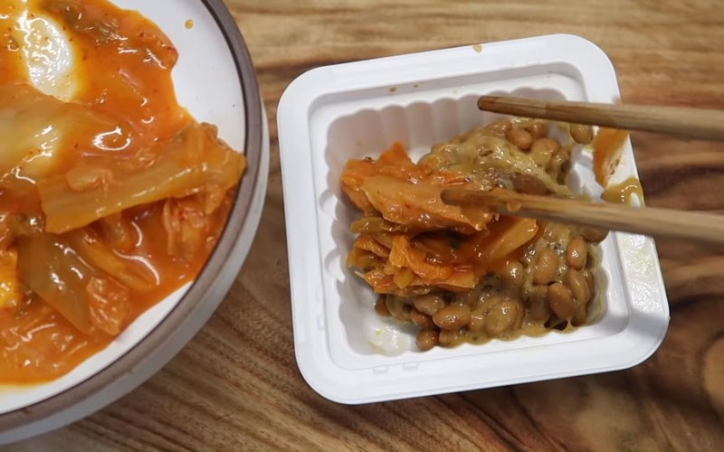 Kimchi sẽ làm giảm bớt mùi khó chịu từ Natto.